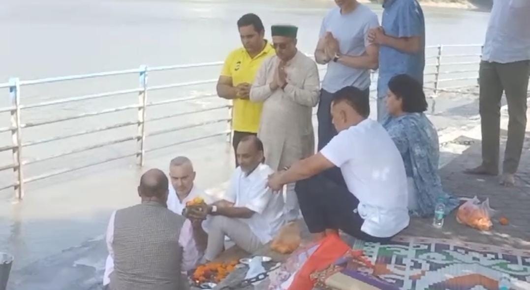 Haridwar news Robert Vadra immerses aunt ashes in ganga and gives advice to PM Modi on world War