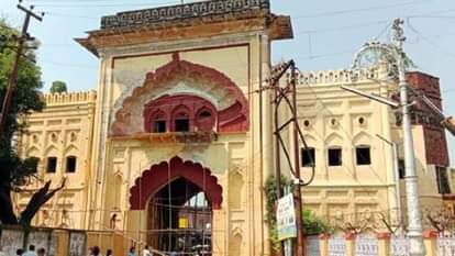 रामपुर में बना गेट