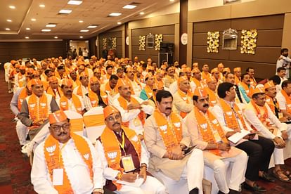 MP Election 2023: प्रदेश प्रभारी यादव ने लिया 37 सीटों का फीडबैक, बोले-हारे हुए बूथों की चिंता सांसद करें MP Election 2023: State in-charge Yadav took feedback of 37 seats, said- MPs should worry about the lost booth