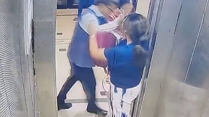 Noida: लिफ्ट में कुत्ते को लेकर हुआ विवाद, रिटायर्ड आईएएस और दंपती में मारपीट; CCTV कैमरे में कैद हुई घटना Retired IAS slaps woman in dispute over dog in lift in Noida