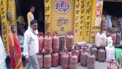 Hathras News: आपूर्ति विभाग ने मारा छापा, दुकान से पकड़ा गया गैस सिलिंडरों का जखीरा A cache of gas cylinders seized from the shop