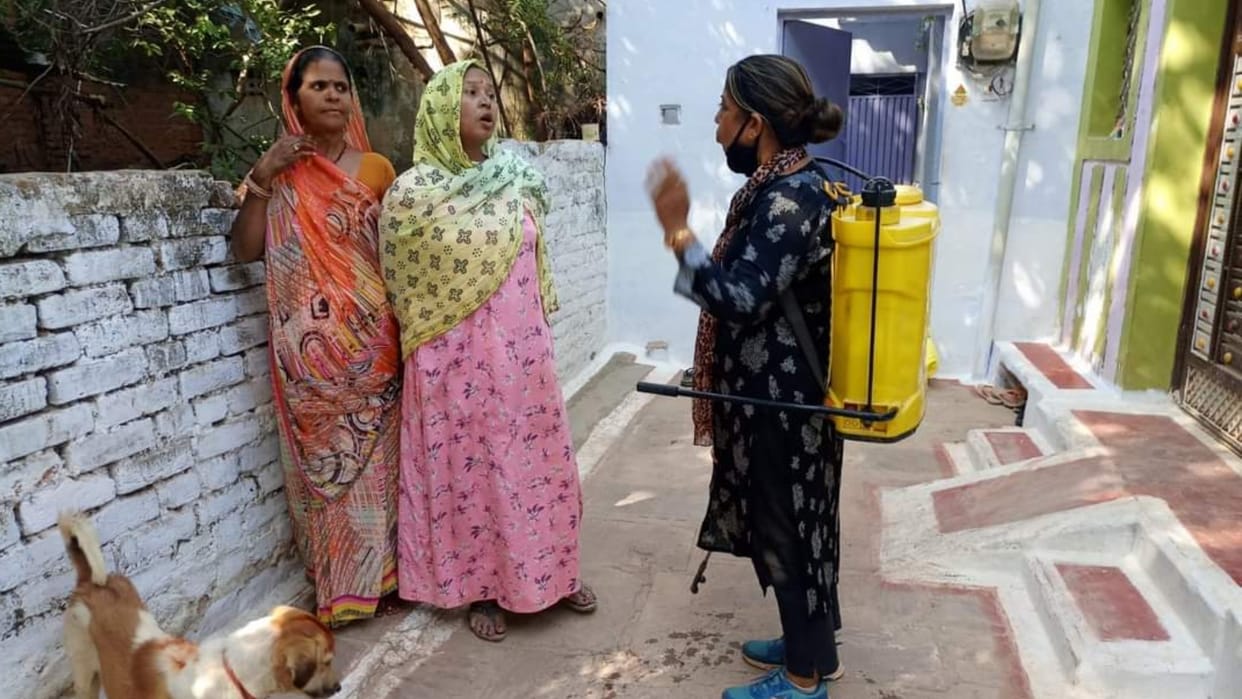 Shivpuri News: Dengue havoc in the city councilor himself started spraying medicine.