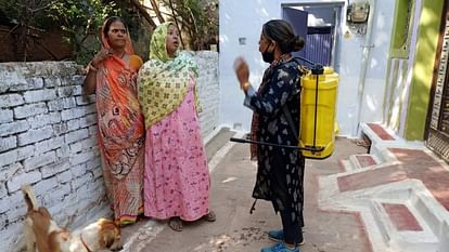 Shivpuri News: शहर में डेंगू का कहर, नगर पालिका में सुनवाई नहीं हुई तो पार्षद ने खुद दवा का छिड़काव शुरू किया Shivpuri News: Dengue havoc in the city councilor himself started spraying medicine.