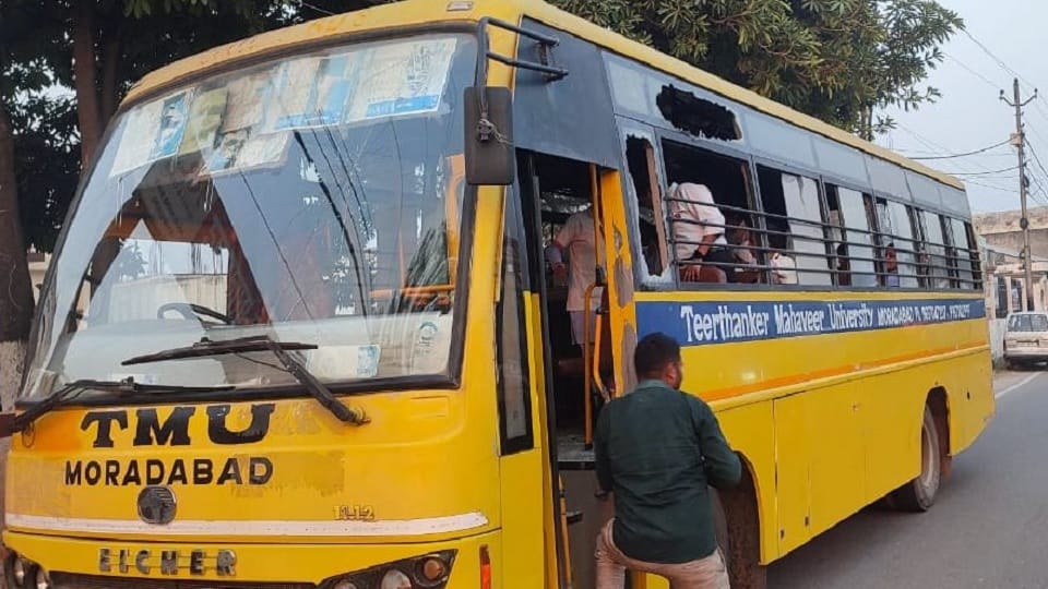Moradabad: Stone pelting on TMU bus on the highway in Pakbada, incident after dispute between students
