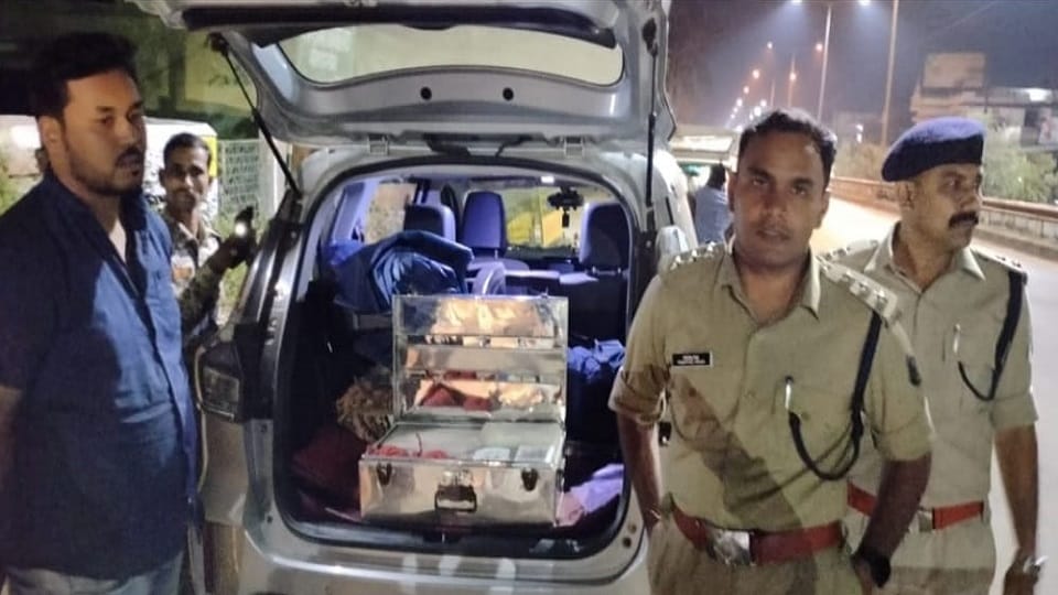 Police caught gold, silver and cash worth crores during vehicle checking in Jagdalpur.