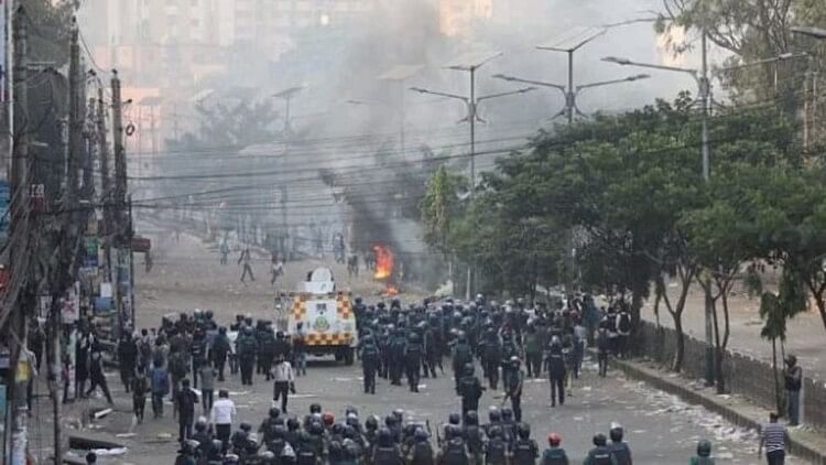 Bangladesh Anti-government protests raging, two killed in clashes with police, paramilitary forces deployed