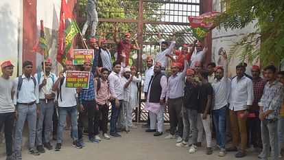 Samajwadi Chhatra Sabha and NSUI protested in Agra University