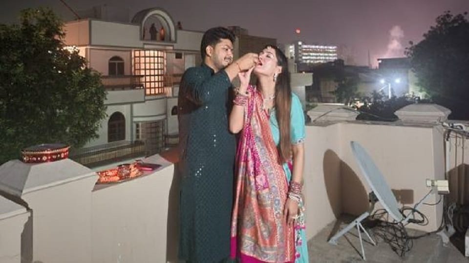 Karwa Chauth 2023 Opened fast by offering prayers to moon and prayed for long life of her husband
