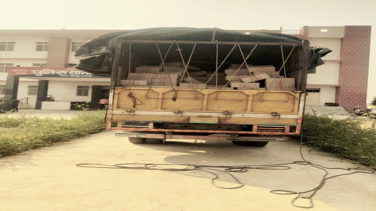 Mini truck full of illegal liquor caught in Dholpur