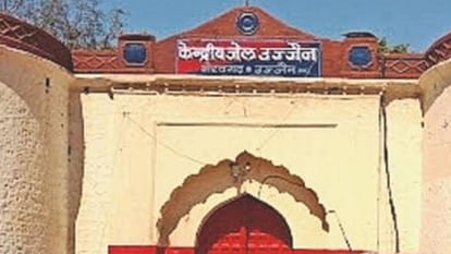 MP Election 2023: केंद्रीय भैरवगढ़ जेल में है 2200 कैदी, सिर्फ आठ बंदी ही कर सकेंगे मतदान MP Election 2023: There are 2200 prisoners in Central Bhairavgarh Jail only 8 prisoners will be able to vote.