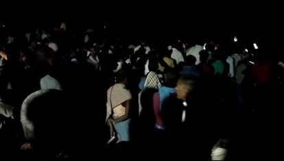 Bihar News: सरयू नदी की धारा में ओवरलोड नाव पलटी, तीन शव बरामद, अंधेरे में गायब को खोजना मुश्किल Bihar News : Boat capsized in Siwan; Many people returning from Diyara missing in Saryu river