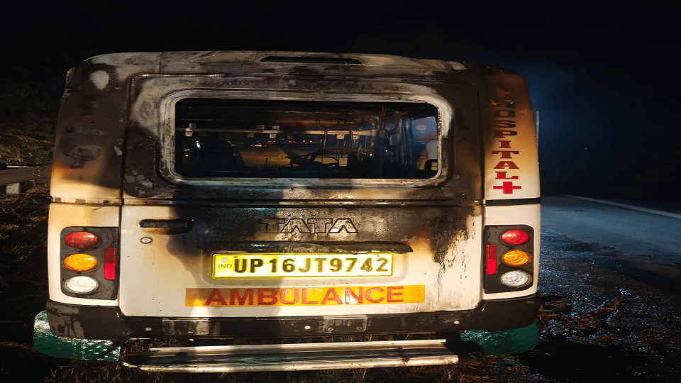 Ambulance caught fire on Yamuna Expressway in Rabupura