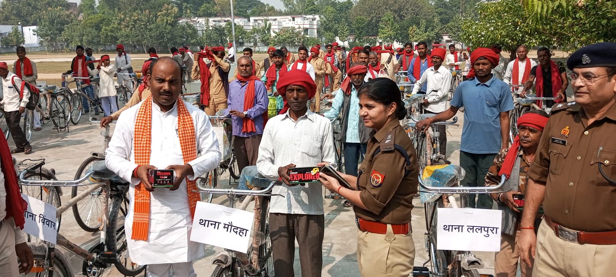 Traffic public awareness campaign rally started, SP Deeksha Sharma showed green flag