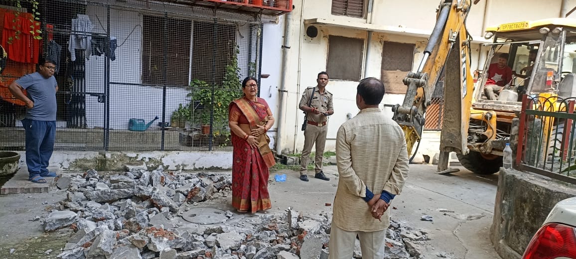 CC road dug in Ashoknagar, Mayor arrived and stopped the work, JCB seized, Instructions for action