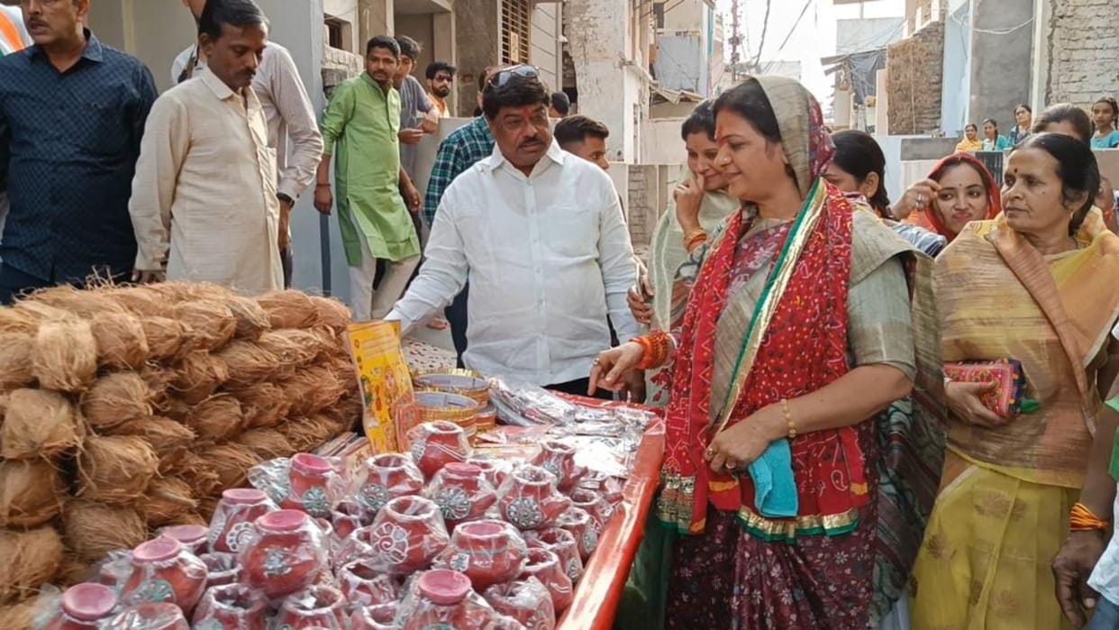 MP Election: Maya Trivedi did Karva Chauth shopping said- I will fulfill my wife religion along with politics