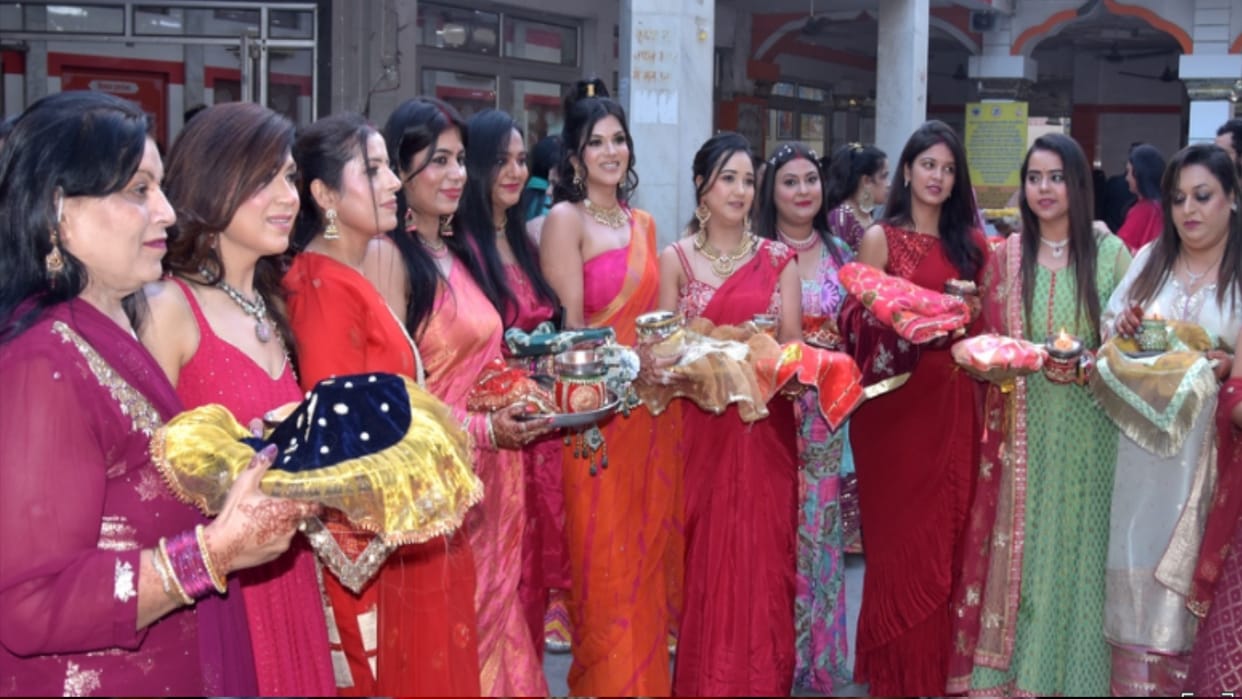 Karwa Chauth 2023: Married women opens Karwa Chauth vrat after offering Arghya to the moon
