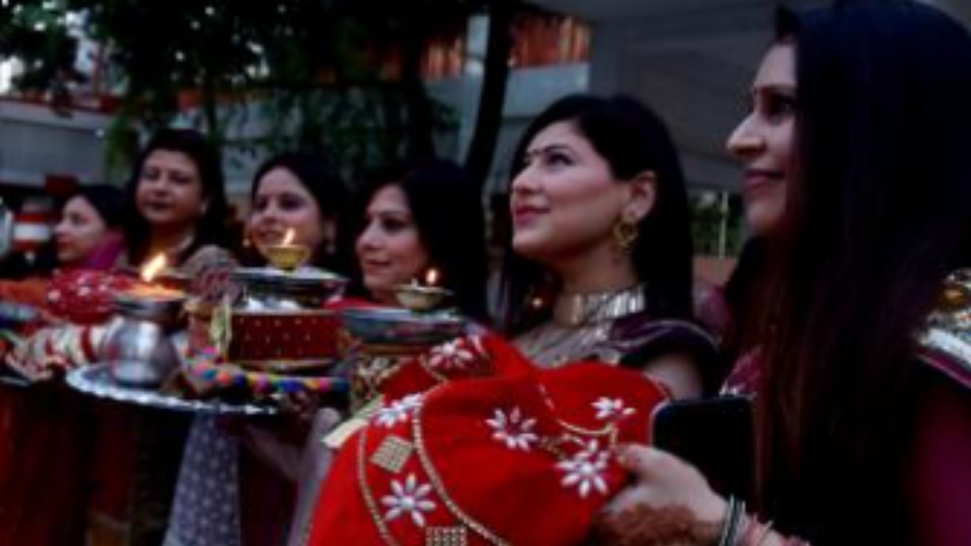 Karwa Chauth 2023: Married women opens Karwa Chauth vrat after offering Arghya to the moon
