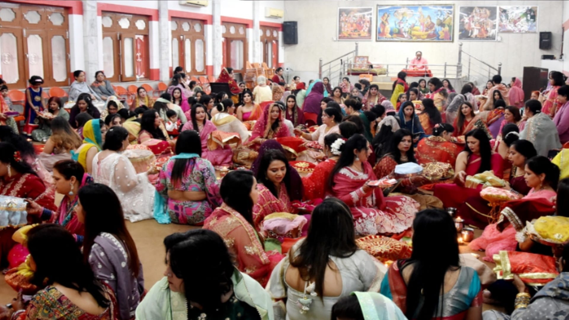 Karwa Chauth 2023: Married women opens Karwa Chauth vrat after offering Arghya to the moon
