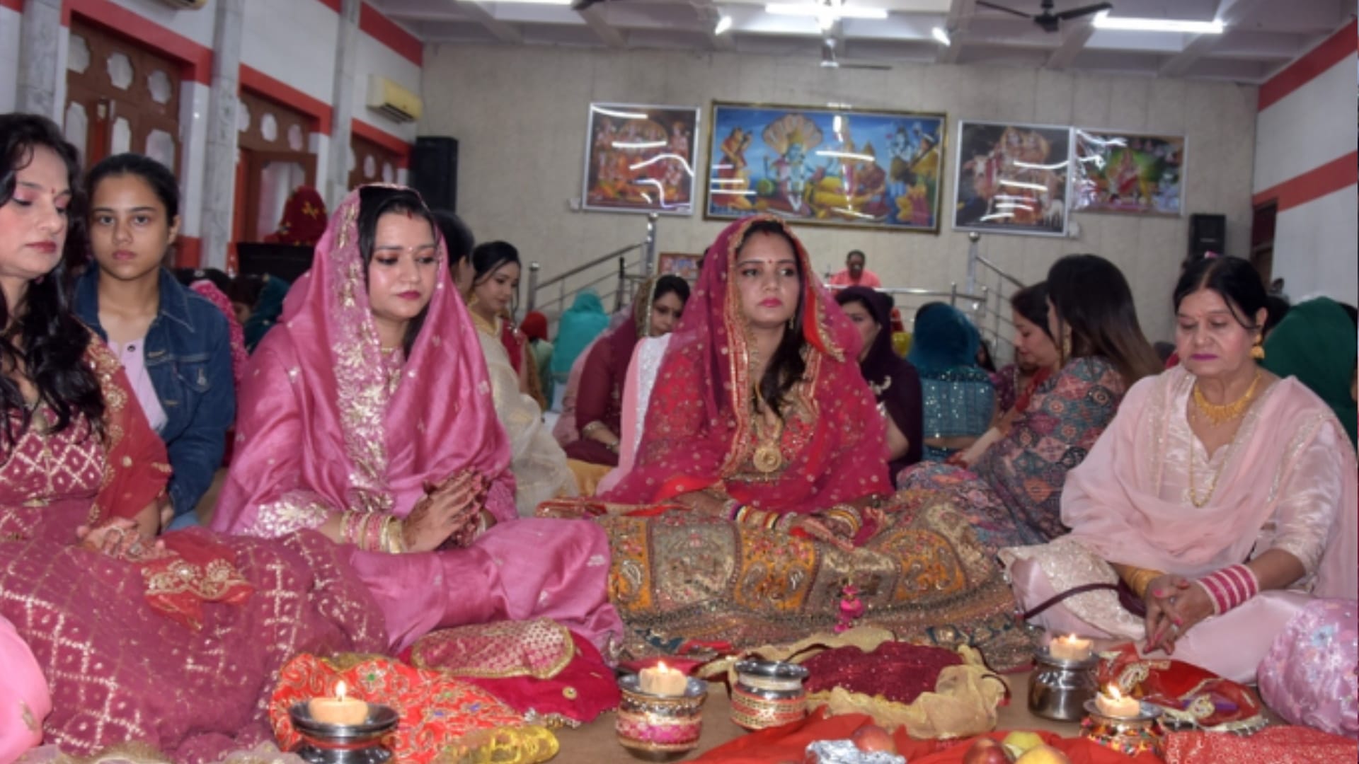 Karwa Chauth 2023: Married women opens Karwa Chauth vrat after offering Arghya to the moon