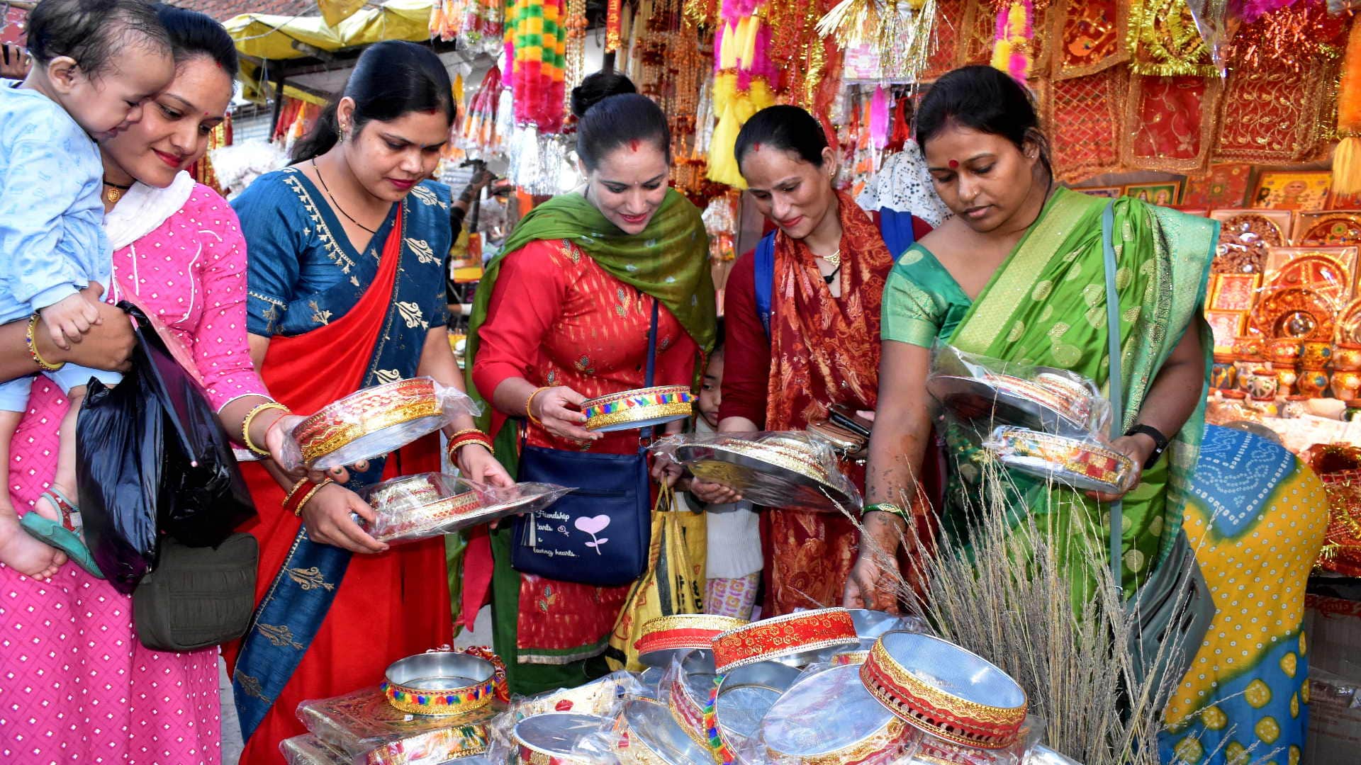 Karwa Chauth 2023 Moon Time in Gorakhpur Chand Kab Niklega Today Karva Chauth