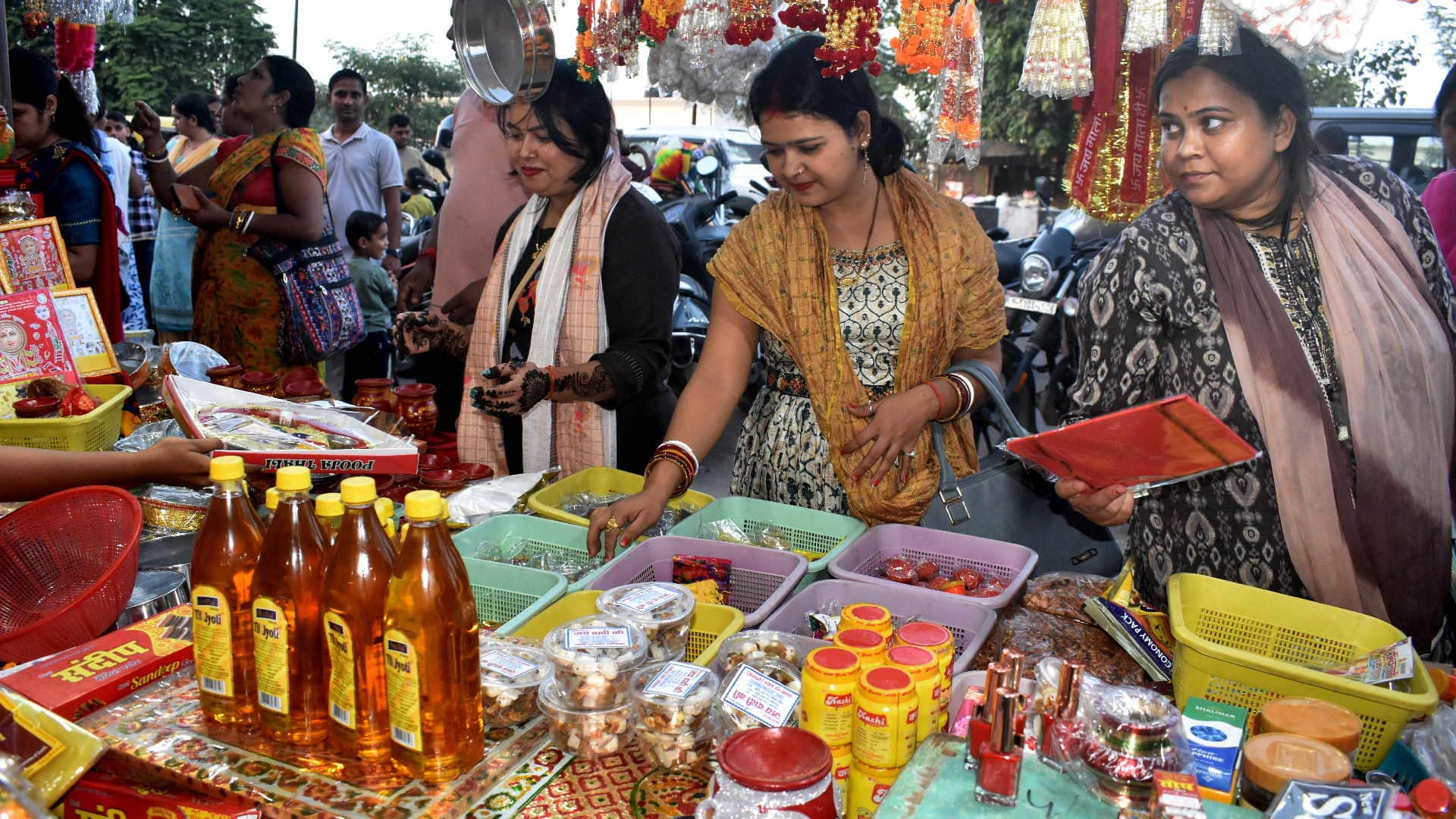 Karwa Chauth 2023 Moon Time in Gorakhpur Chand Kab Niklega Today Karva Chauth