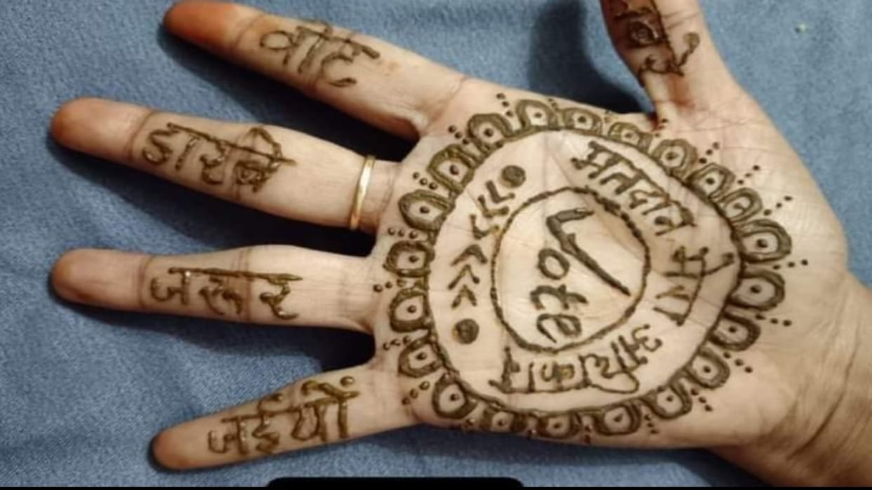 Women applied mehndi on Karva Chauth and appealed to vote