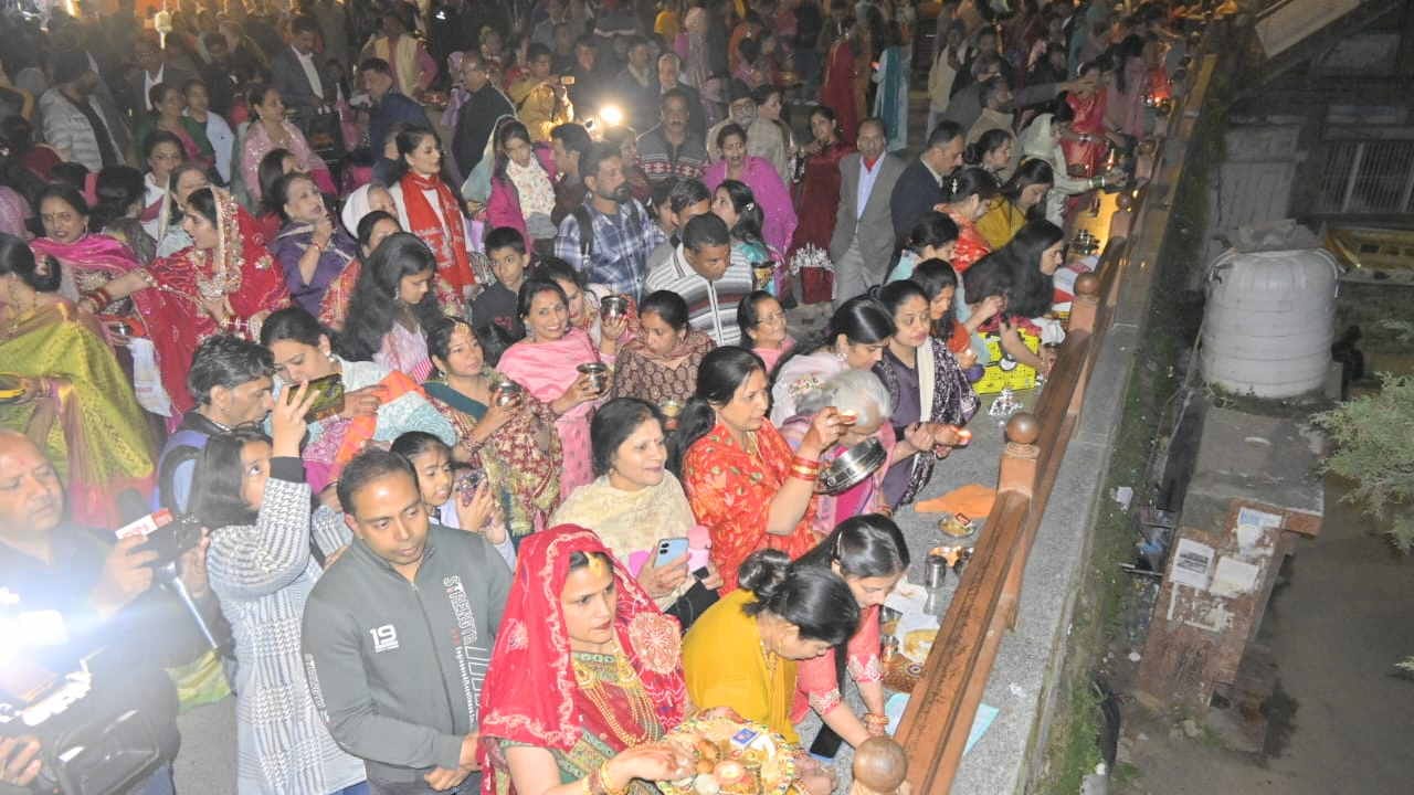 Married women ends Karva Chauth fast by seeing the moon at ridge shimla, see photos
