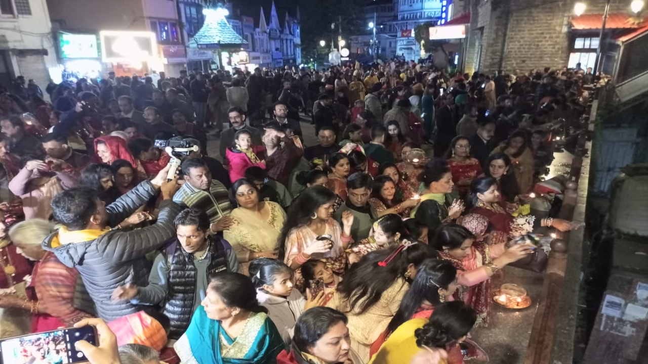 Married women ends Karva Chauth fast by seeing the moon at ridge shimla, see photos