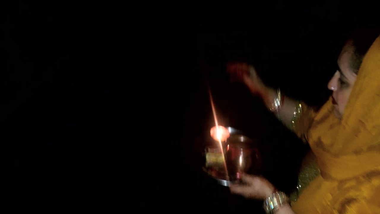 Married women ends Karva Chauth fast by seeing the moon at ridge shimla, see photos