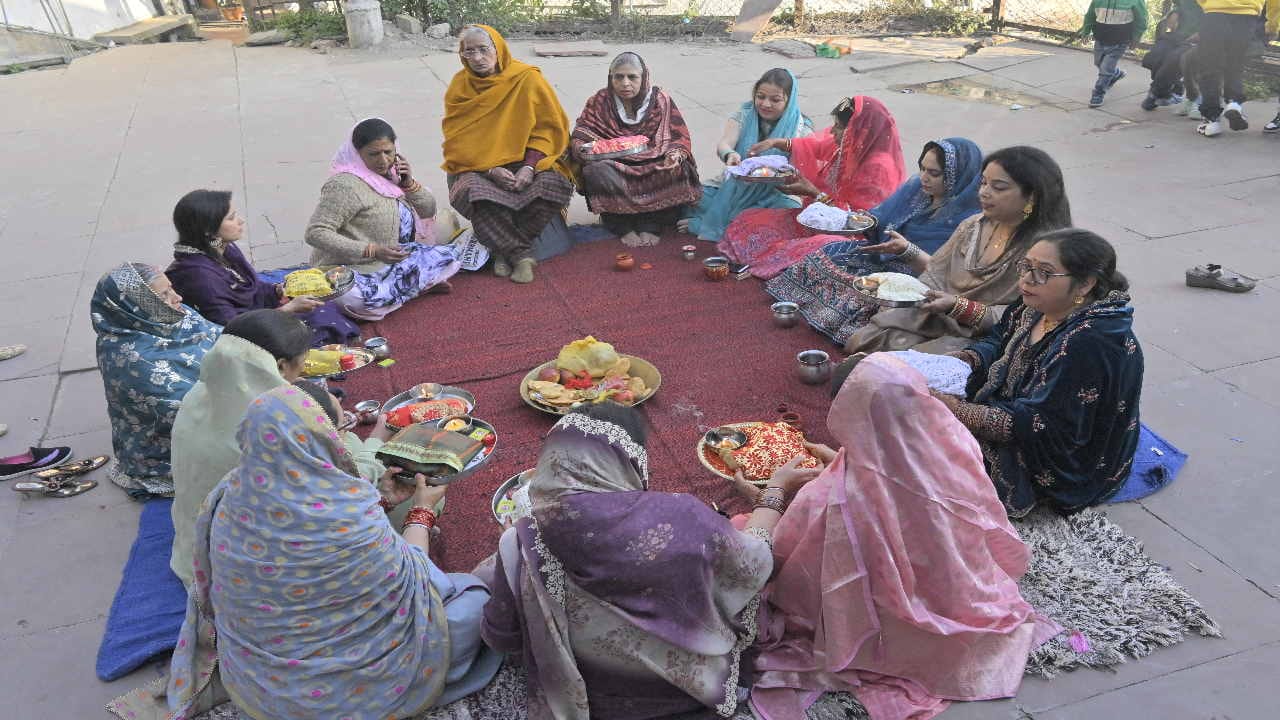 Married women ends Karva Chauth fast by seeing the moon at ridge shimla, see photos