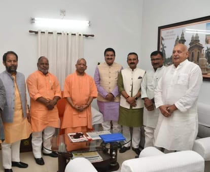 CM's second day in Kashi: Discussed development with Circuit House leaders, gave these instructions on Dev Diw