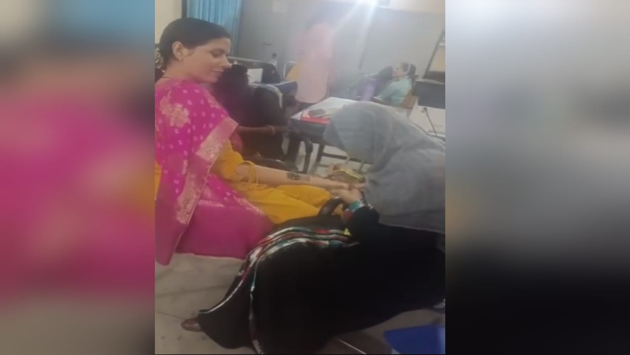 karwa Chauth: LIU office in Meerut turned into a beauty parlor, employees were seen aplying mehendi
