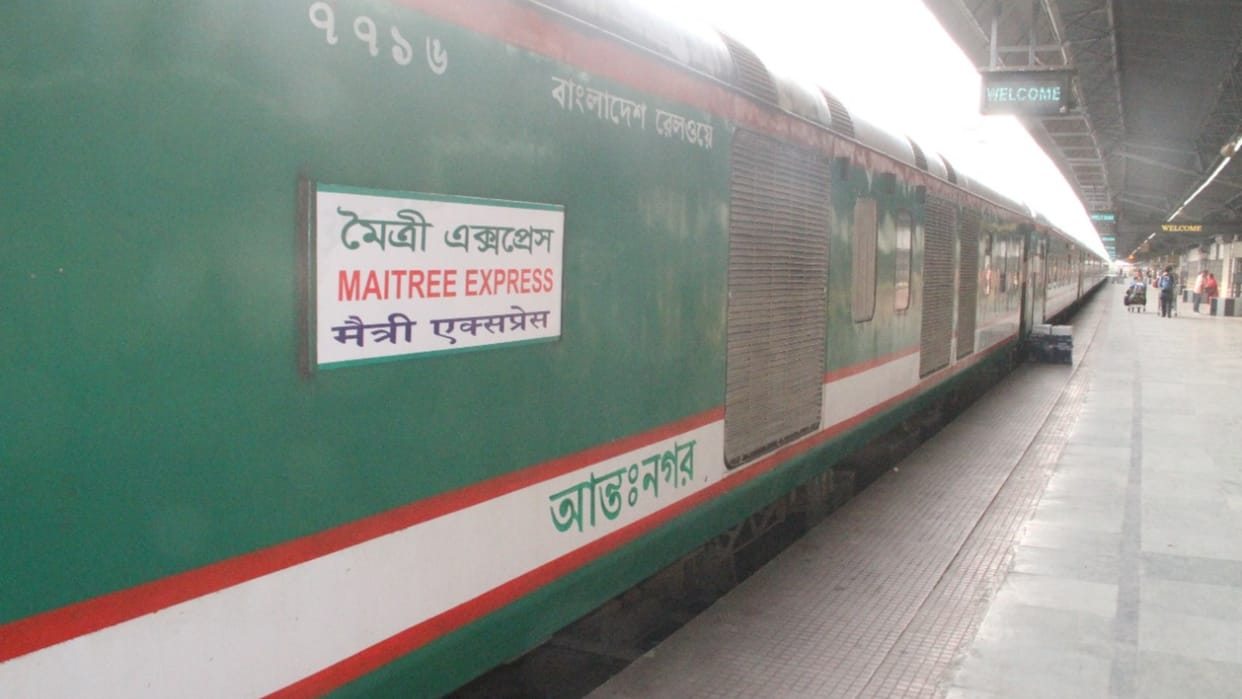 Homemade bombs thrown at Maitri Express train near Ishwari Junction in Pabna, Bangladesh