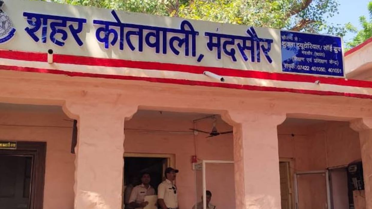 Pakistani Sindhi was running a mobile shop in Mandsaur, police registered a case and released him on notice.