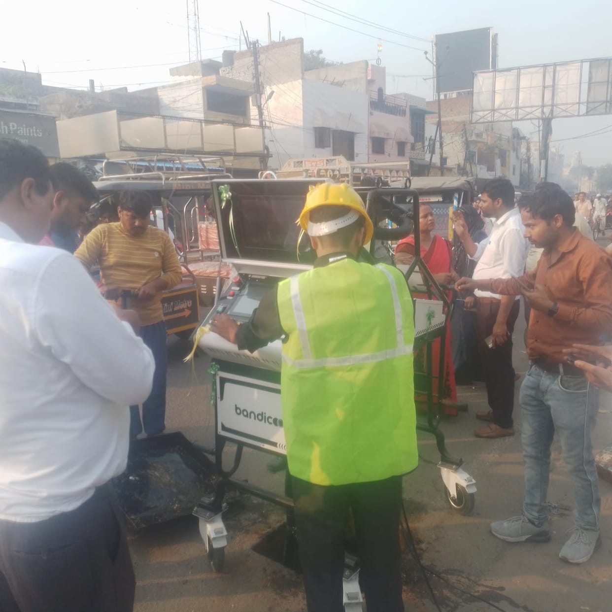 Meerut: Robot landed in the drain, returned after cleaning like a human