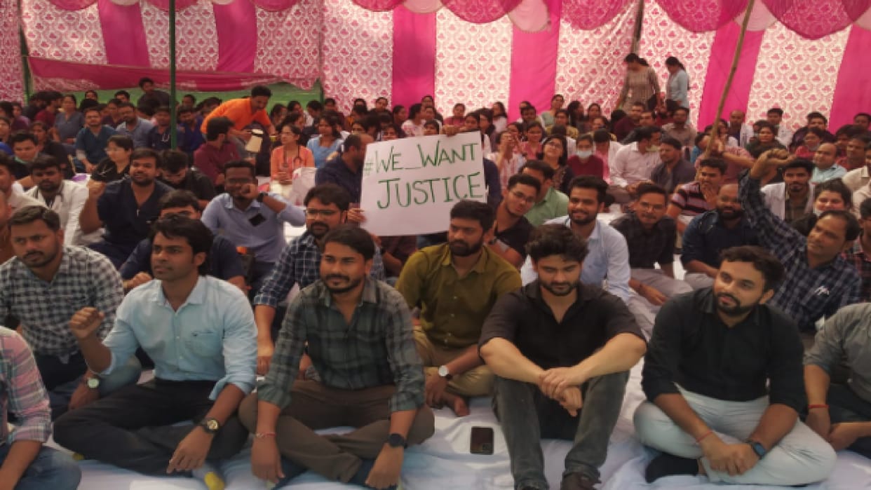 Meerut: Junior doctors sat on strike in front of principal office in medical college and demanding justice