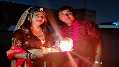 Aligarh News: करवा चौथ पर चंद्र दर्शन कर दिया अर्घ्य, लिया अखंड सौभाग्यवती का आर्शीवाद Offered Arghya to the moon on Karva Chauth