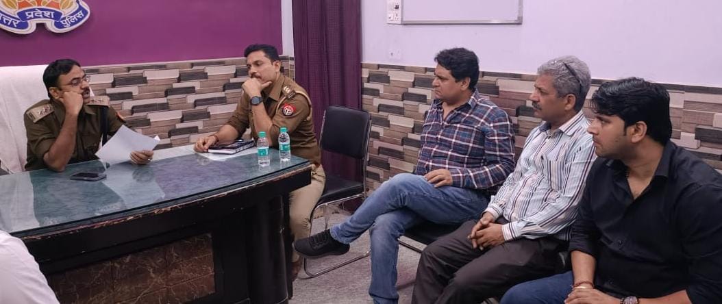 miscreants entered a doctor's clinic in broad daylight, showed guns to the staff in Meerut, looted