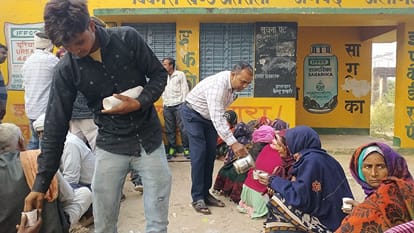 पीसीएफ केंद्र पर डीएपी के इंतजार में महिलाएं