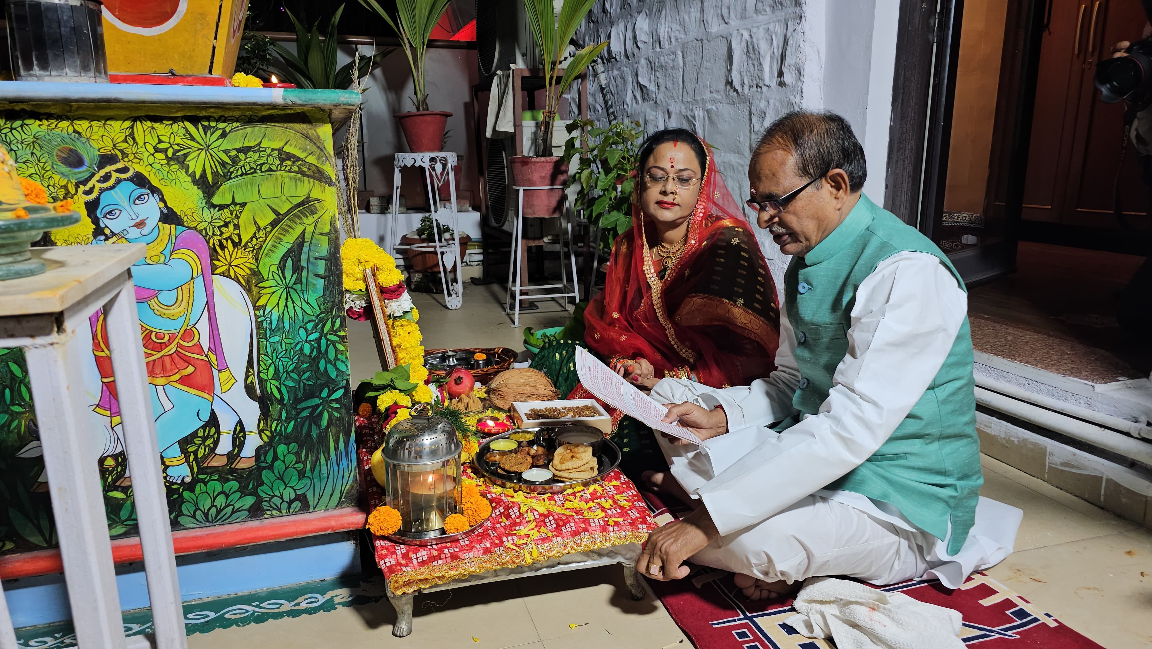 MP News: CM Shivraj performed puja on Karva Chauth, wife broke her fast after seeing the moon