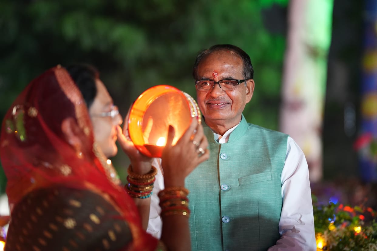 MP News: CM Shivraj performed puja on Karva Chauth, wife broke her fast after seeing the moon