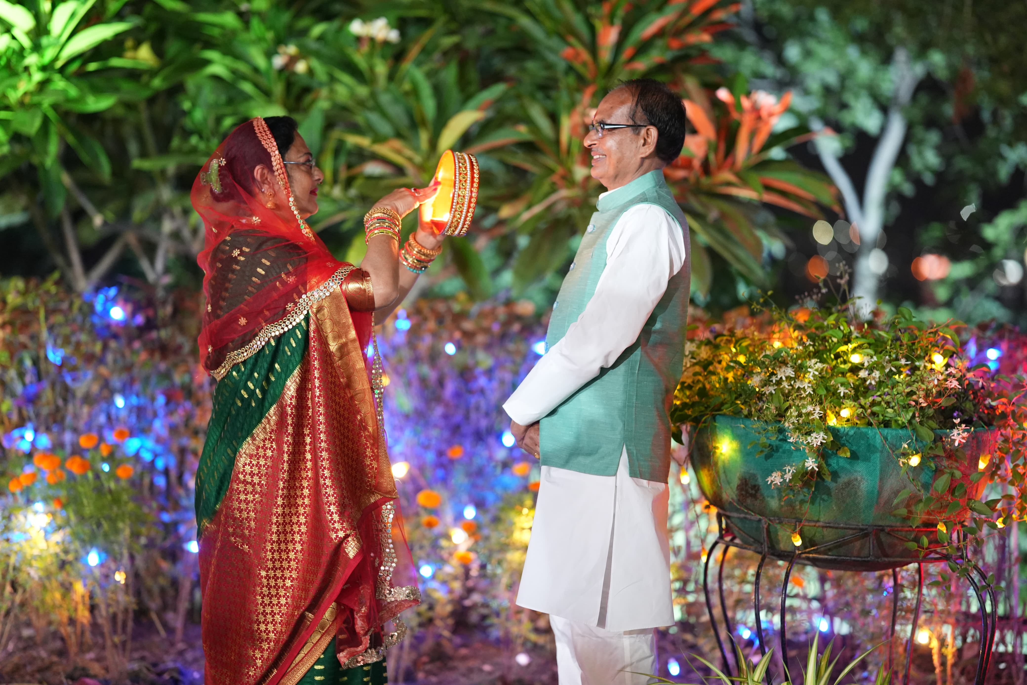 MP News: CM Shivraj performed puja on Karva Chauth, wife broke her fast after seeing the moon