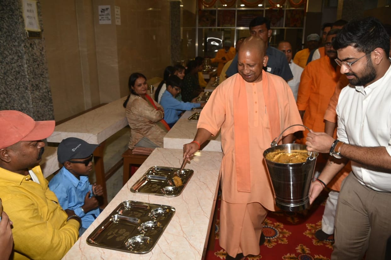 CM Yogi inaugurated the food sector in Hanuman Prasad Poddar Andh Vidyalaya