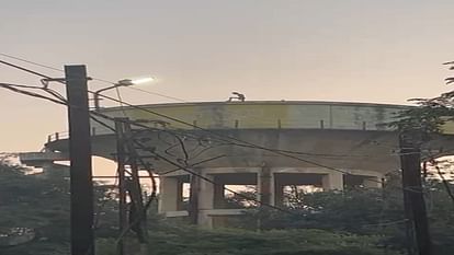 Ujjain: 80 फीट की पानी की टंकी पर चढ़ा युवक, पकड़े जाने पर बोला- ‘मैं तो बीड़ी ढूंढने ऊपर आया था’ Young man climbs on 80 feet water tank in Ujjain