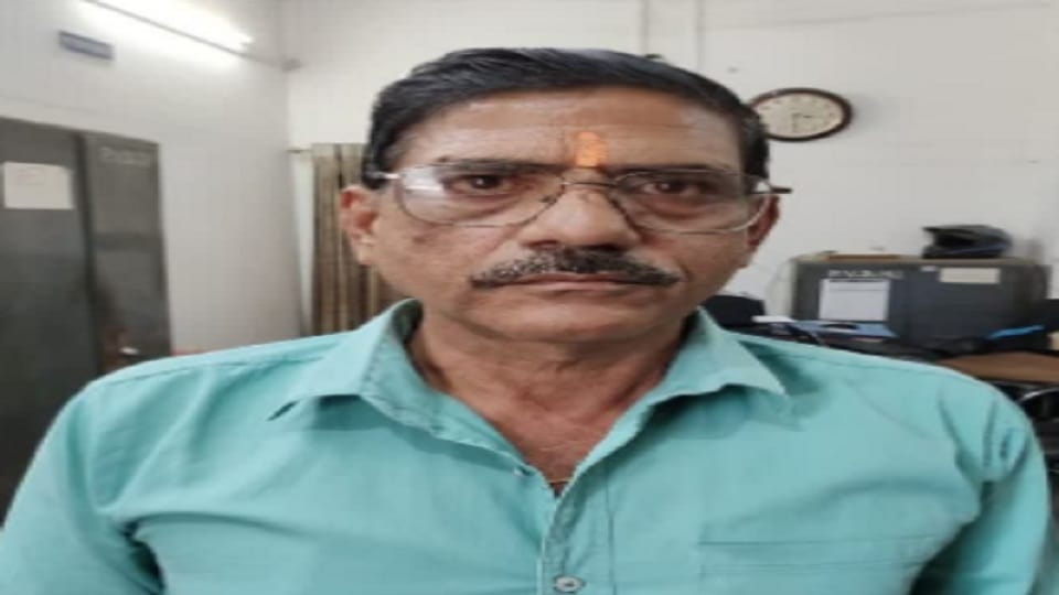 Officer caught red handed taking bribe of Rs 10 thousand in rudrapur