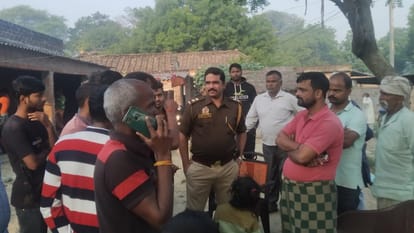 अयोध्या: कलयुगी बेटे ने अपने माता-पिता को फावड़े से काट डाला, पत्नी से झगड़े के बाद था आग बबूला A man kills his parents in Inayat Nagar thana in Ayodhya.