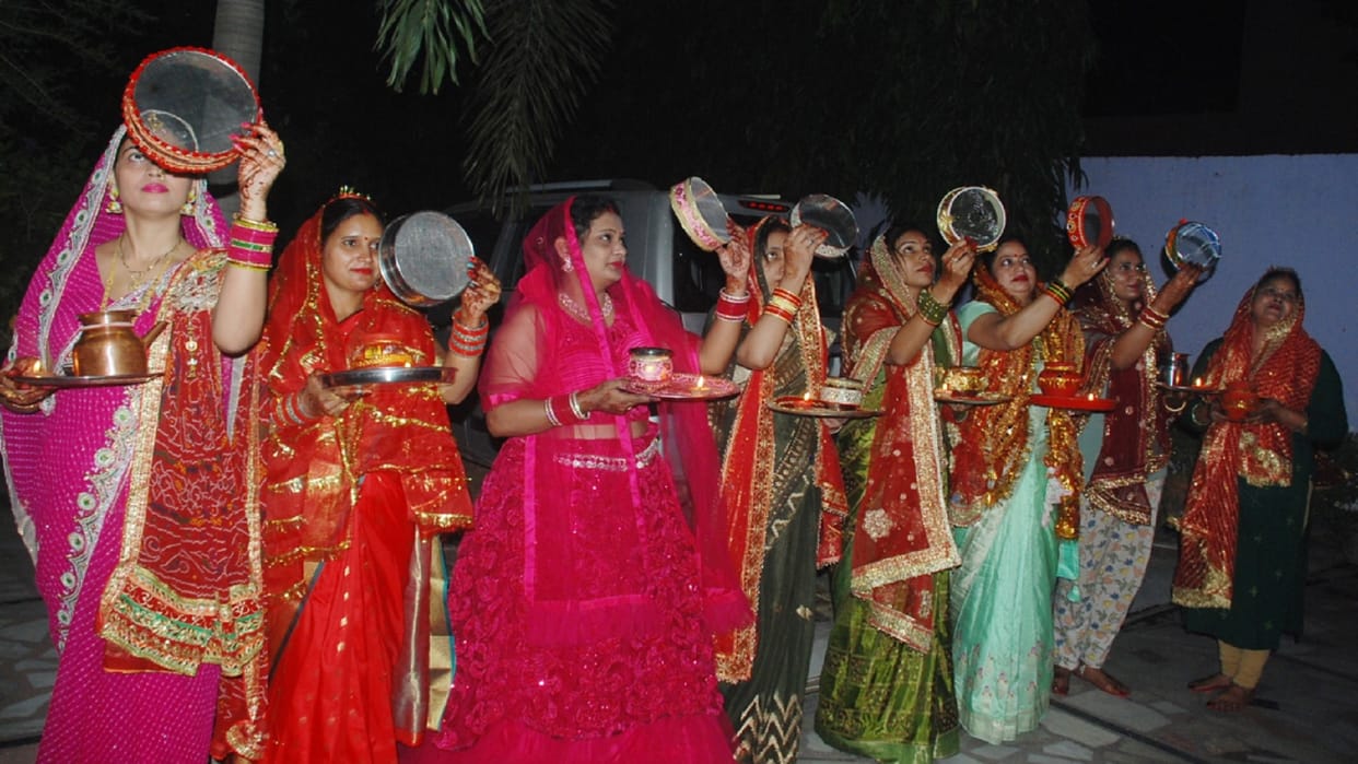 Baghpat: wives gifted helmets to their husbands on Karva Chauth and administered oath to follow traffic rules