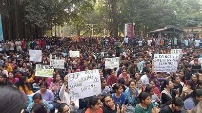 Case of molestation of girl students in BHU campus: Thousands of students protest with banners and posters