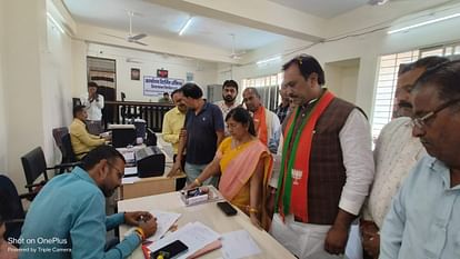 MP Election 2023: इंदौर संभाग की चार सीटों पर त्रिकोणीय मुकाबला, नहीं माने चौहान, दरबार, डावर और यादव MP Election 2023: Triangular contest on four seats of Indore division, Chauhan, Darbar, Dawar and Yadav did no