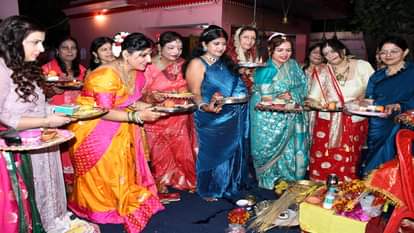 भोजूबीर स्थित काली मंदिर में करवा चौथ पर पूजा करती महिलाएं ।